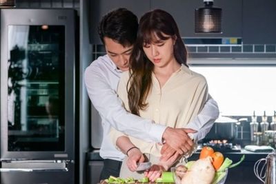 Spoiler Dinner Mate Episode 14 Pelukan Hangat Pasangan Song Seung Heon dan Seo Ji Hye