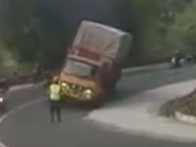 Tak Sanggup Menahan Beban, Truk ODOL Ini Terguling di Jalanan