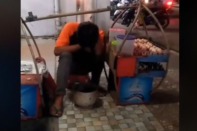 Jualan Tak Laku, Pedagang Kerak Telor Ini Hanya Menunduk Sedih