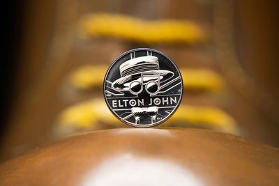 FOTO: Royal Mint Buat Koin Khusus Bergambar Elton John