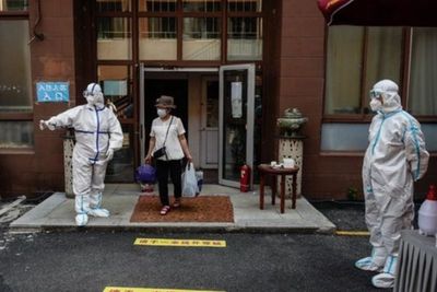 FOTO: Warga Beijing yang Dikarantina di Pasar Xinfadi Dipulangkan