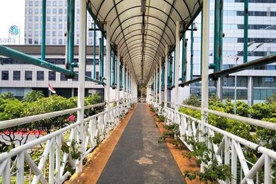 Buru Pelaku Vandalisme di Jembatan Penyeberangan GBK, Polisi Cek Rekaman CCTV