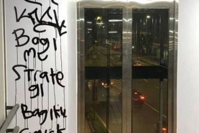 Viral Jembatan Penyeberangan GBK Jadi Sasaran Vandalisme, Polisi: Sudah Dibersihkan