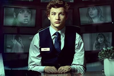 Sinopsis The Night Clerk (2020) - Pengidap Sindrom Asperger yang Ungkap Kasus Pembunuhan