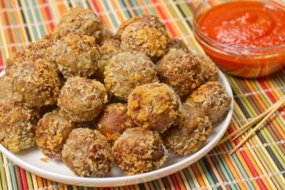 Ide Ngemil Hari Ini, Membuat Bakso Ayam Goreng Plus Saus Pedas