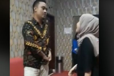 Viral Video Seorang Istri Labrak Suami Tengah Selingkuh, Suami Diam Tak Berkutik