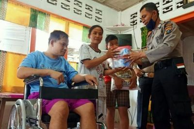 Kapolres Nias Sumbang Kursi Kepada Warga Penyandang Disabilitas