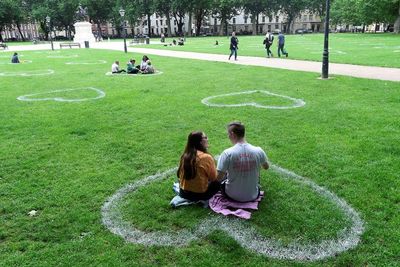 FOTO: Unik, Garis Tanda Jaga Jarak di Inggris Berbentuk Hati