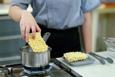 Viral Debat Netizen: Masak Mi Instan, Mi Duluan vs Bumbu Duluan?