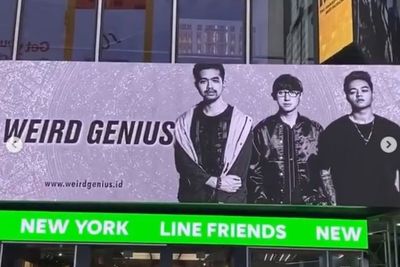 Baliho Weird Genius Muncul di Times Square New York, Ini Kata Pengamat Musik Bens Leo
