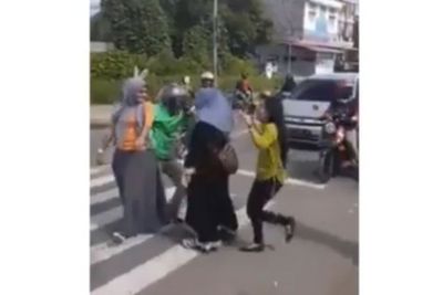 Viral Video Emak-emak Joget di Lampu Merah, Ganggu Pengendara, Netizen: Tabrak Aja!