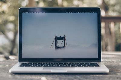Apple: Jangan Tutup Kamera di MacBook Sembarangan, Bisa Merusak Layar!