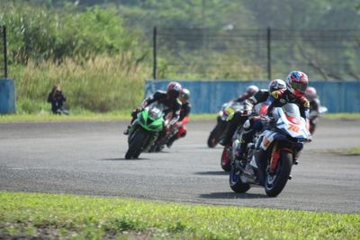 Pembalap Motor Terus Latihan dan Fokus pada Safety Riding di Lintasan