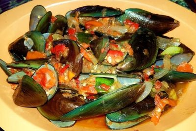 Membuat Kerang Hijau Pedas untuk Lauk Makan Siang