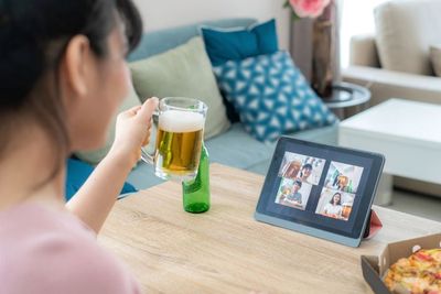 Kini, Tradisi Minum Bersama di Jepang Dapat Dilakukan Secara Virtual