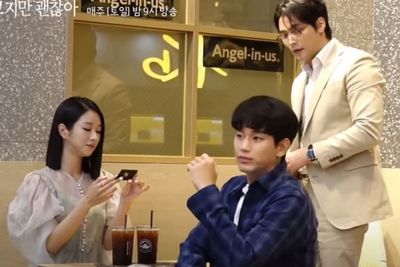 Kim Soo Hyun Cemburu pada Seo Ye Ji Dalam Behind The Scene It s Okay to Not Be Okay
