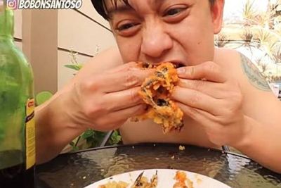 Gemar Sajian Ekstrem, YouTuber Indonesia Ini Makan Kelelawar Goreng Tepung