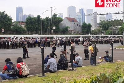 Massa Gelar Aksi Demo di Depan DPR, Tolak Pengesahan RUU HIP dan Omnibus Law