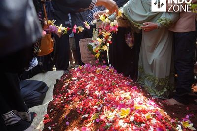 Begini Suasana Haru di Pemakaman Omas