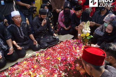 Melepas Kepergian Omas, Pelawak Tanah Air: Terima Kasih Telah Memajukan Industri Lawak