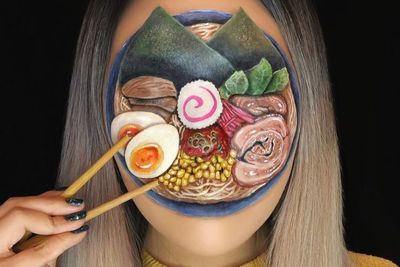 Hasil Make Up Pakai Teknik Body Painting Gambar Makanan, Keren!