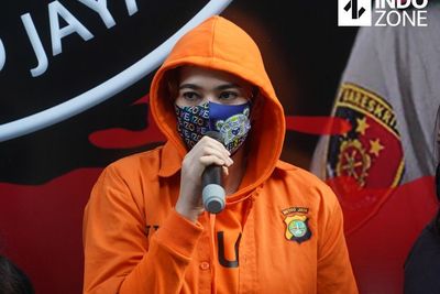 FOTO: Jadi Tersangka Narkoba, Catherine Wilson Pakai Baju Tahanan