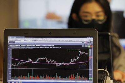 Penutupan Perdagangan Awal Pekan, IHSG dan Rupiah Jatuh