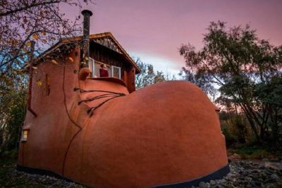 Inilah Jester House, Hotel Unik Berbentuk Sepatu Boots