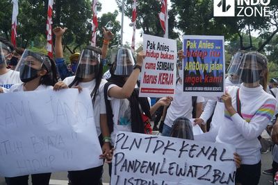 FOTO: Terapis Cantik dan Pemandu Karaoke Geruduk Balai Kota Jakarta