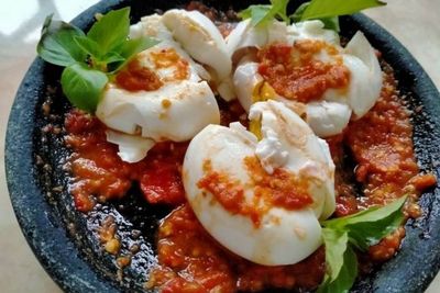 Lauk Sederhana Tapi Menggugah Selera, Cobain Telur Asin Penyet