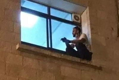 Ucapkan Selamat Tinggal untuk Terakhir Kali Pada Ibunya, Pria Ini Panjat Tembok RS
