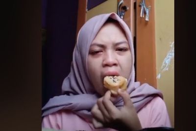 Niat Beri Kejutan Ultah Pacar, Cewek Ini Malah Dicuekin, Kue Dimakan Sendiri Sambil Nangis