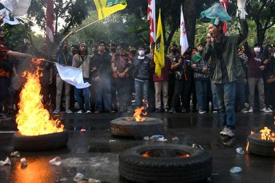 FOTO: Tolak Reklamasi Pantai Ancol, Mahasiswa Bakar Ban