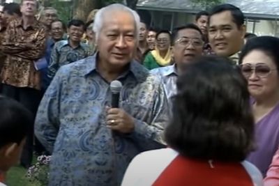 Senyum Misterius Soeharto Ketika Seorang Anak Bertanya Kenapa Presiden Cuma Satu