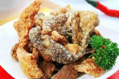 Yuk Bikin Kulit Ikan Salmon Goreng Krispi, Renyah dan Gurih!