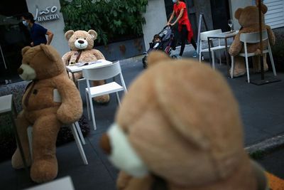 FOTO: Restoran Ini Pakai Boneka Teddy Bear untuk Social Distancing