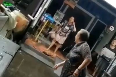 Emak-emak Berantem hingga Saling Siram Air, Sudah Pernah Didamaikan Polisi tapi Gagal