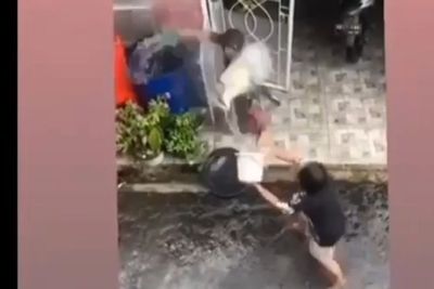 Emak-emak Tetanggaan Berantem Sampai Saling Siram Air, Ternyata Sudah Sering Cekcok