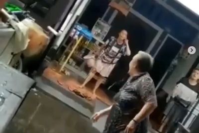 Viral Video Emak-emak Tetanggaan Ribut, Disiram Pakai Air Berkali-kali Tak Berkutik