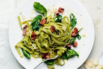 Makan Malam Istimewa dengan Mie Hijau Carbonara, Ini Resepnya