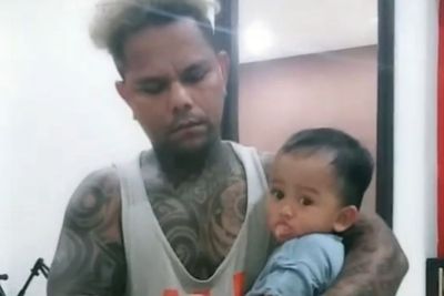 Pria Kekar Badan Penuh Tato Telaten Suapi Anaknya Makan: Tampang Bringas, Hati Hello Kitty