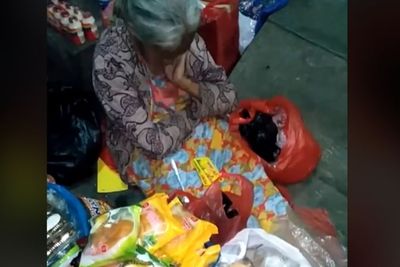 Viral Seorang Nenek Tetap Jualan Meski Sudah Malam dan Jalanan Sepi, Tampangnya Kasihan
