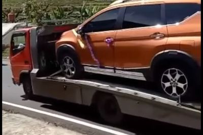 Viral Video Lamaran Seserahan Berisi Perabot Rumah Tangga hingga Mobil, Sultan!