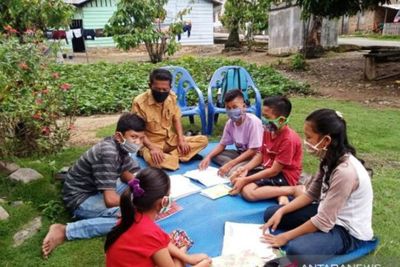 Tak Miliki Gadget, Siswa-siswi di Tapanuli Selatan Ini Terpaksa Belajar Secara Luring