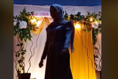 Lamaran Batal Gegara Pacar Selingkuh, Cewek Ini Tetap Tegar Foto Sendiri di Backdrop