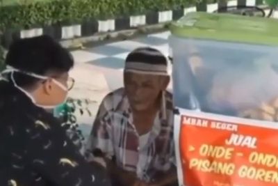 Kakek Penjual Pisang Goreng Ditelantarkan Anaknya yang Kaya Raya, Hidup Sebatang Kara