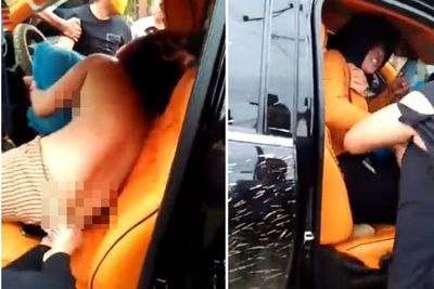 Perempuan Disebut Pelakor Nyaris Ditelanjangi Saat Terciduk Berduaan di Dalam Mobil