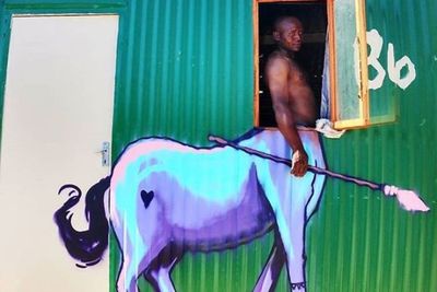 FOTO: Lukisan Mural Ini Seolah Menyatu dengan Sekitarnya, Mantul!