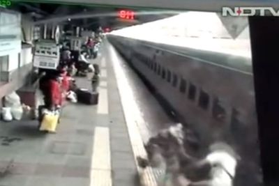Video Detik-detik Penumpang Nyaris Tergilas Kereta Api, Berhasil Diselamatkan Satpam