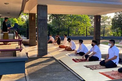 Presiden Jokowi Salat Idul Adha di Halaman Wisma Bayurini Bogor